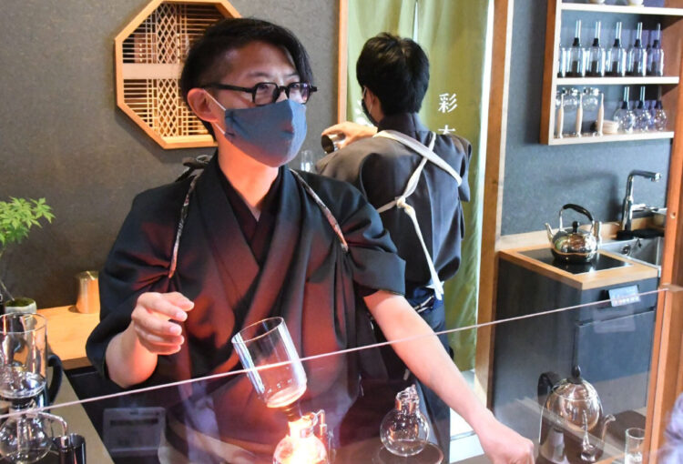 サイホンは「香りの劇場」　小諸に６月カフェ開店　国内大会３度優勝の中山さん