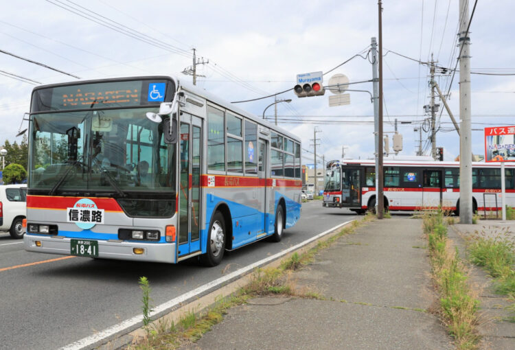 渋谷じゃないよ、長野だよ　東急バス色の長電バス、発車