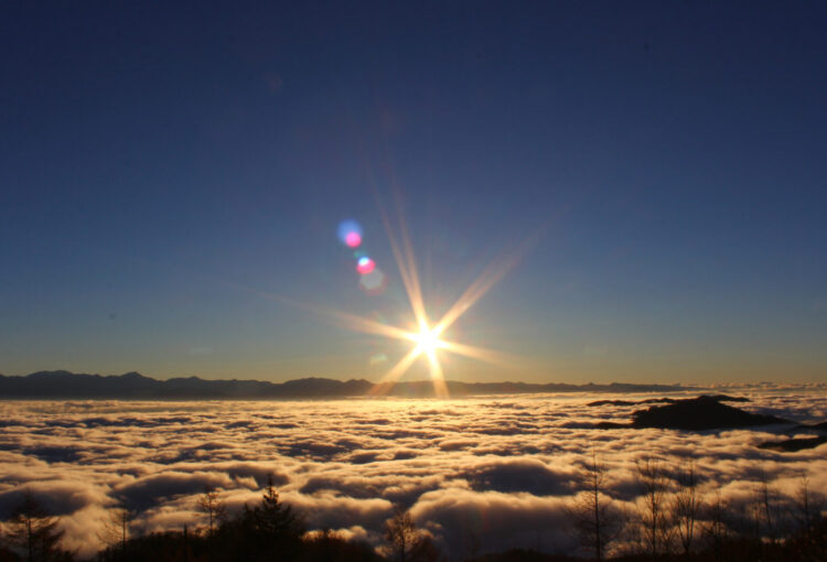 雲海×日の出に紅葉も　阿智のスキー場、恒例のツアー
