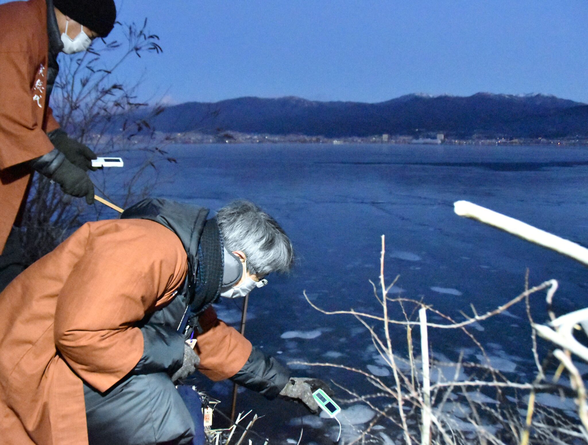 諏訪湖の全面結氷確認　今冬、「御神渡り」は出現するか？