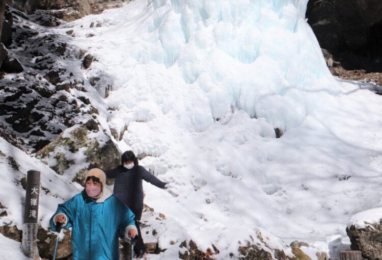 「見事だなあ」　高さ30メートルの氷柱　北相木村・三滝
