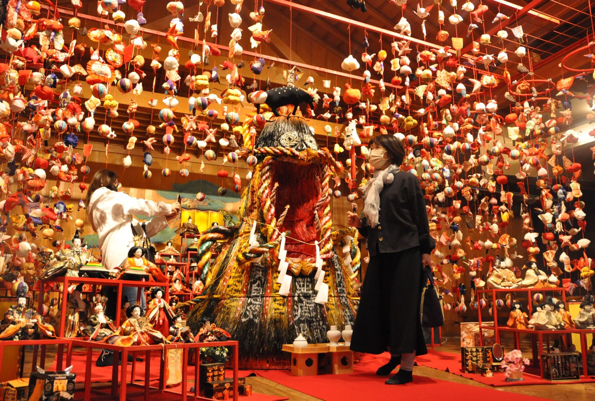 阿智・昼神温泉郷で2000体ひな飾り　センターに「厄よけ神」　宮崎駿監督が名を選ぶ　　