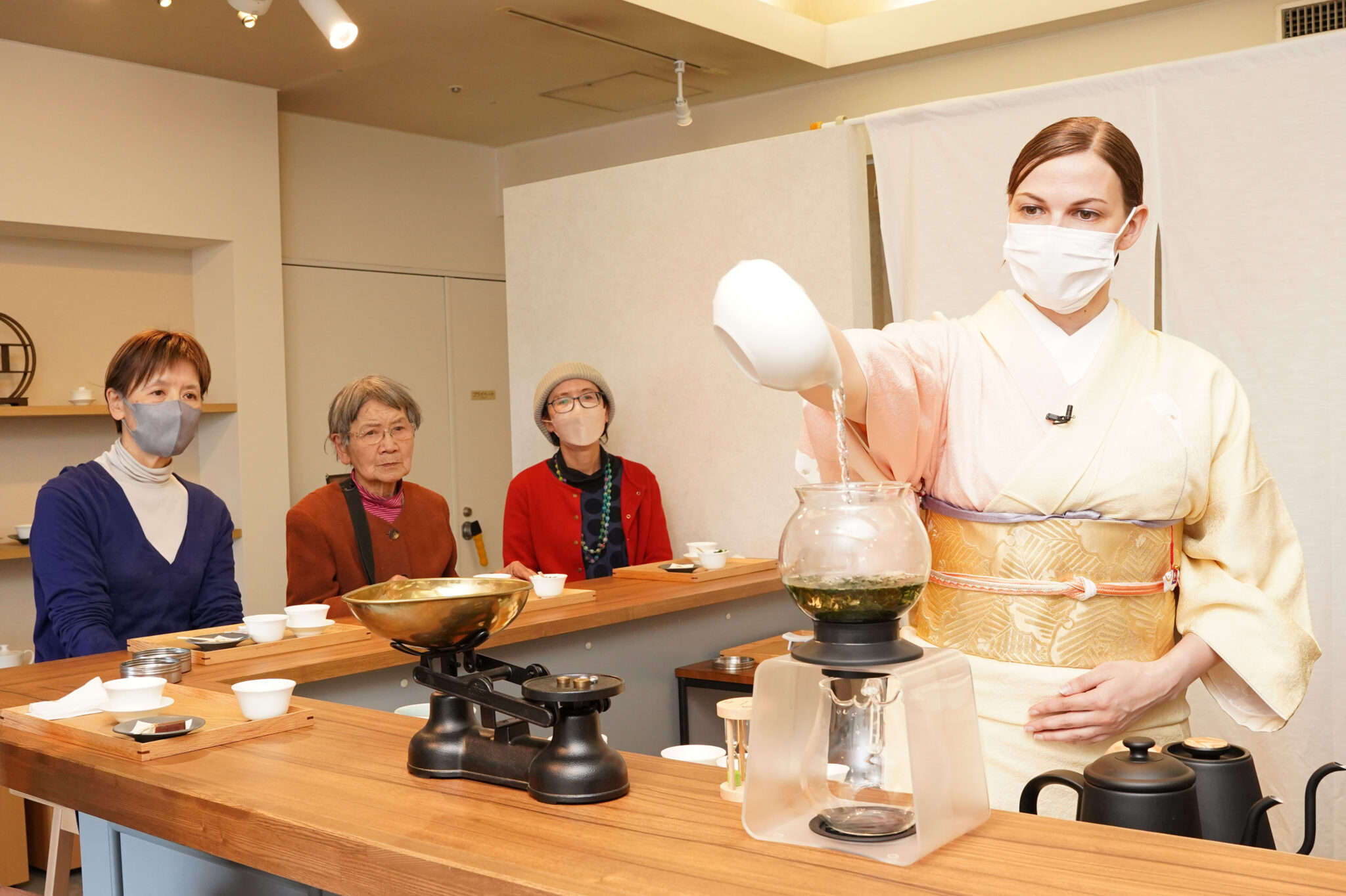 オランダ出身若おかみ、日本茶の魅力発信　松本のホテルに茶房オープン