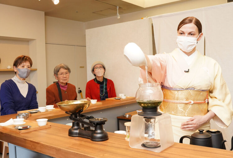 オランダ出身若おかみ、日本茶の魅力発信　松本のホテルに茶房オープン