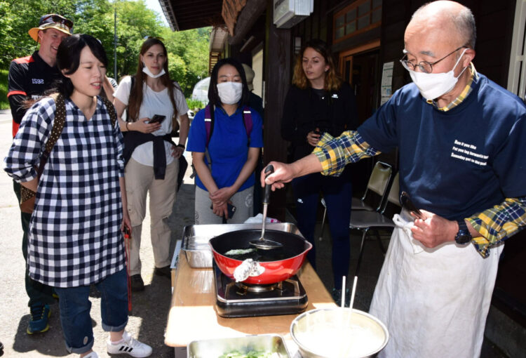 採った山菜を屋外で天ぷらに　外国人向け 体験ツアー　松本市奈川