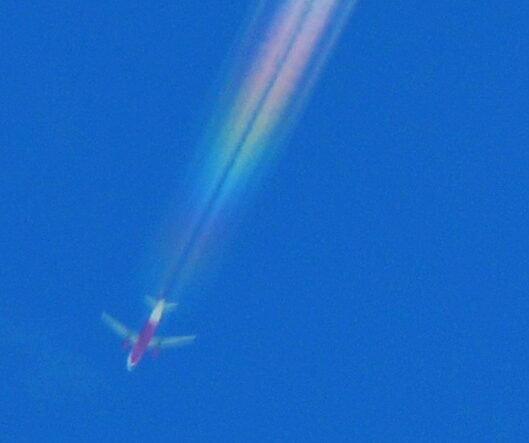 七色の飛行機雲　見たことある？　雲も虹色　諏訪市、岡谷市
