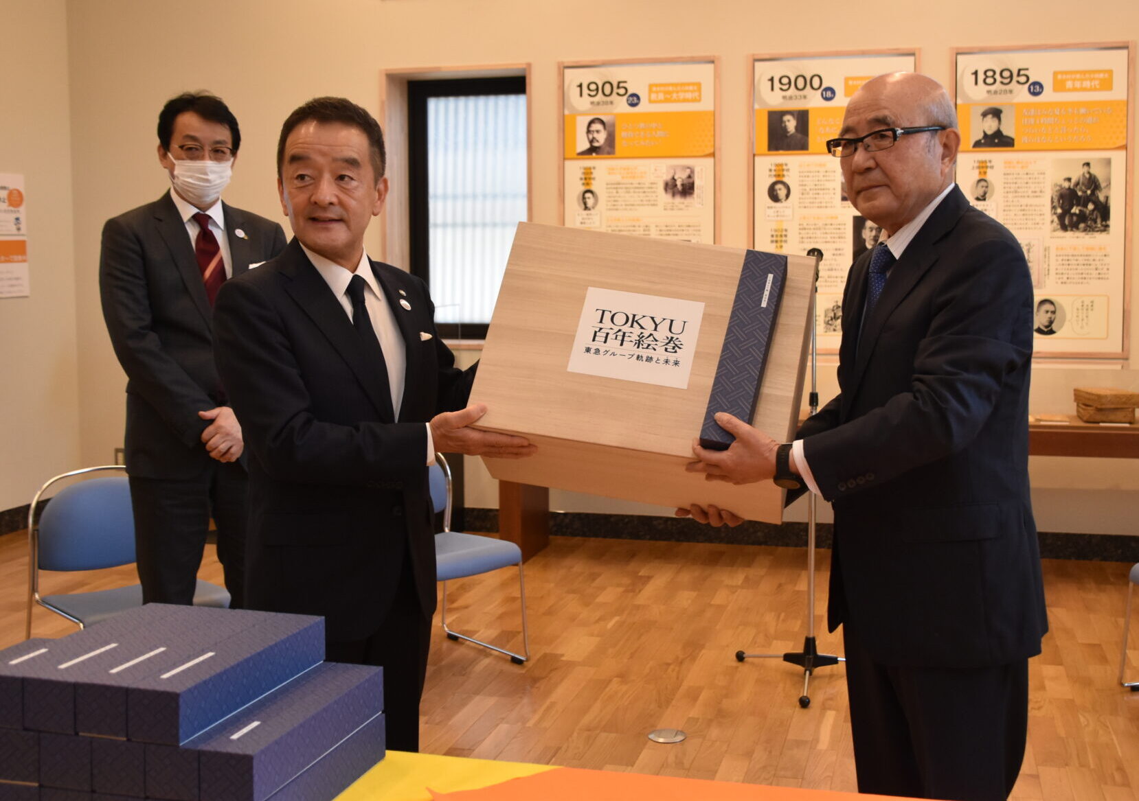 東急グループ社長に「百年絵巻」を贈呈　礎築いた　五島慶太を生んだ青木村