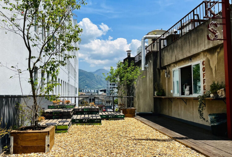 ビル屋上「公園」イメージのレストランにグッドデザイン賞　松本