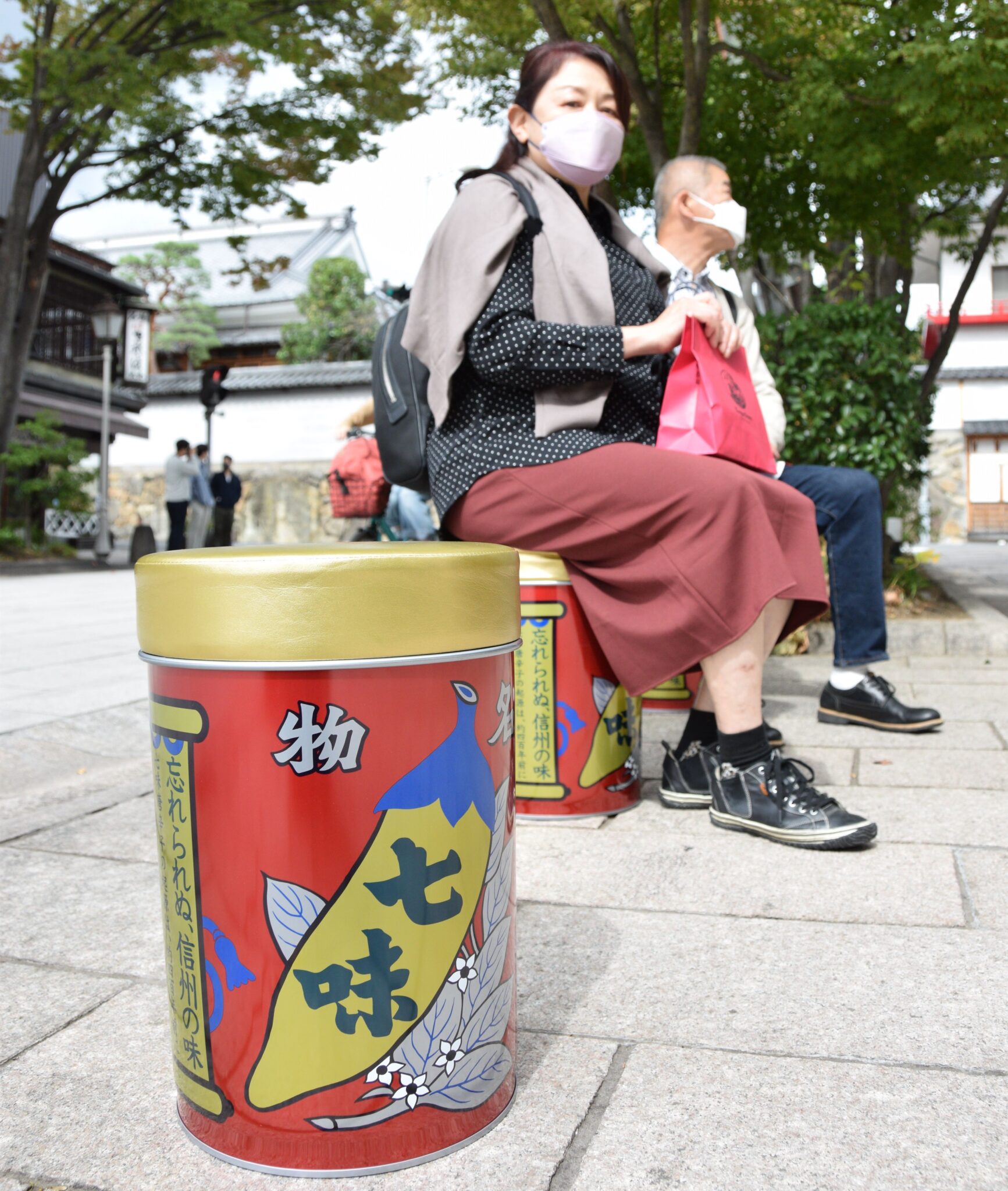 善光寺門前で人気　八幡屋礒五郎の「七味缶」いす