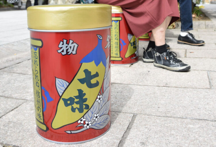 善光寺門前で人気　八幡屋礒五郎の「七味缶」いす
