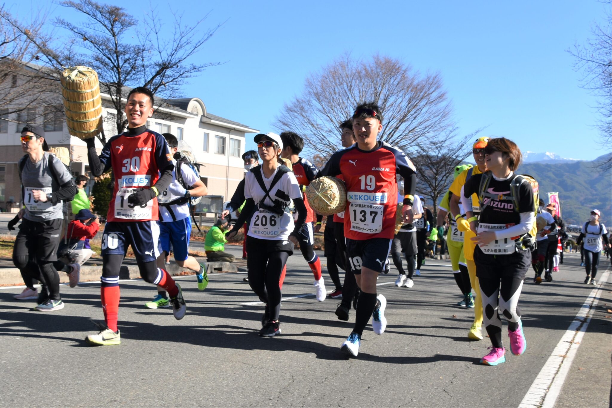 重さ３キロ 担ぐ「米俵マラソン」　３年ぶり本格開催　飯島町