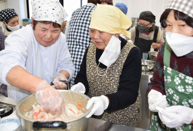 さっぱり味の「三岳ずし」　正月の郷土料理づくり　木曽町