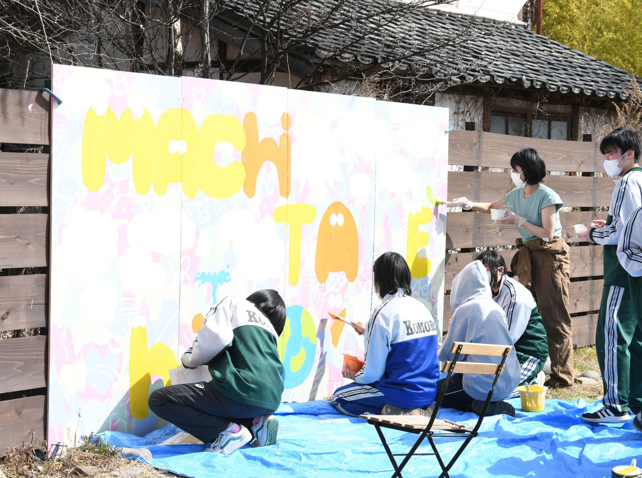 小諸駅近くの公園に彩りを　高校生がイラスト描く「アートウォール」