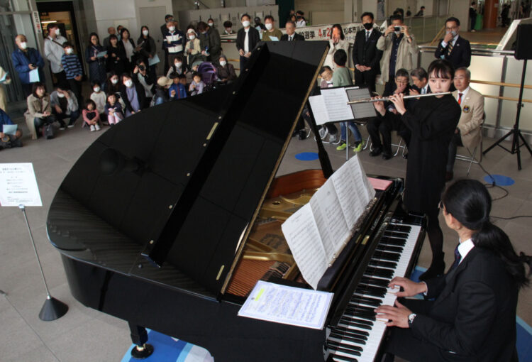 駅構内に「心地よい響き」　松本駅で「夢ピアノ」復活