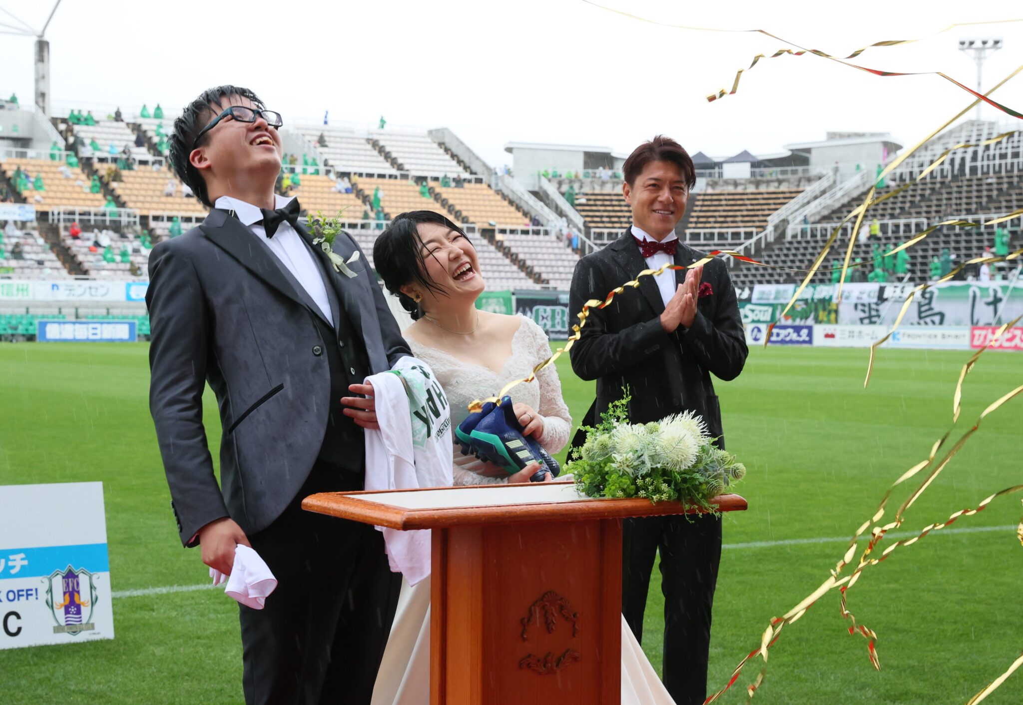 松本山雅サポーター２人、試合前に結婚式　「頂を目指す」