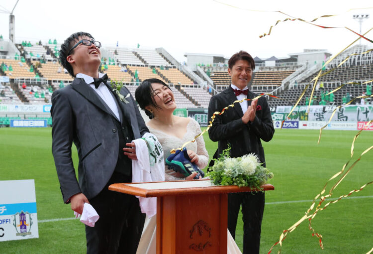 松本山雅サポーター２人、試合前に結婚式　「頂を目指す」