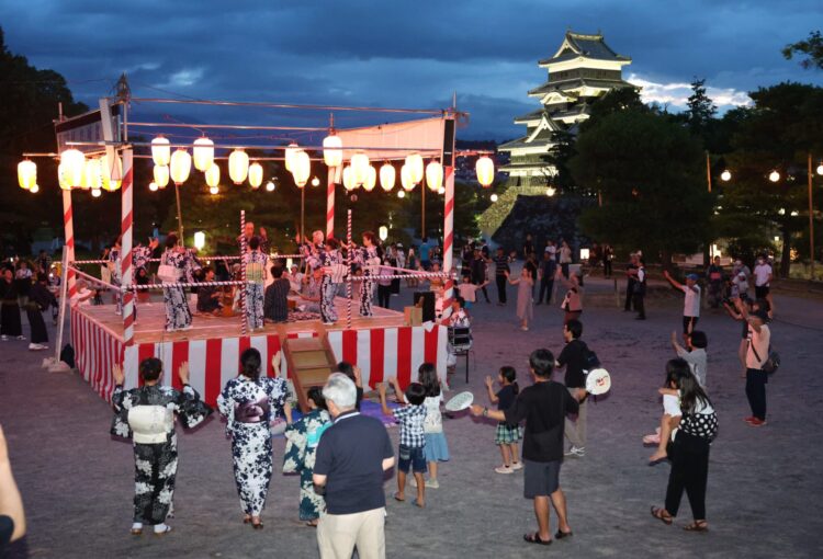 夏の夜、天守閣眺めて　盆踊り　松本市松本城公園