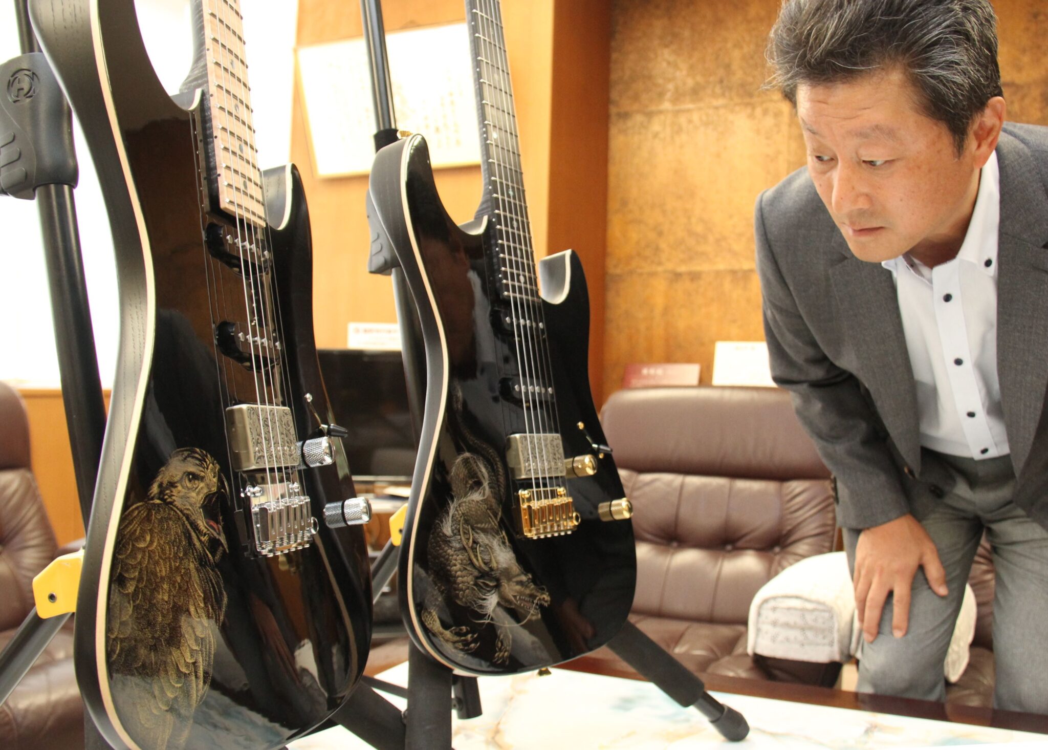 長野県はギター大産地だ！　イベント前に漆塗りギター披露