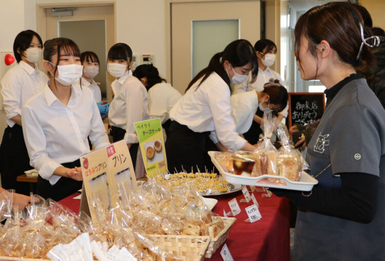 長野県産食材ふんだんに　松本の専門学校生「パティシエバザー」