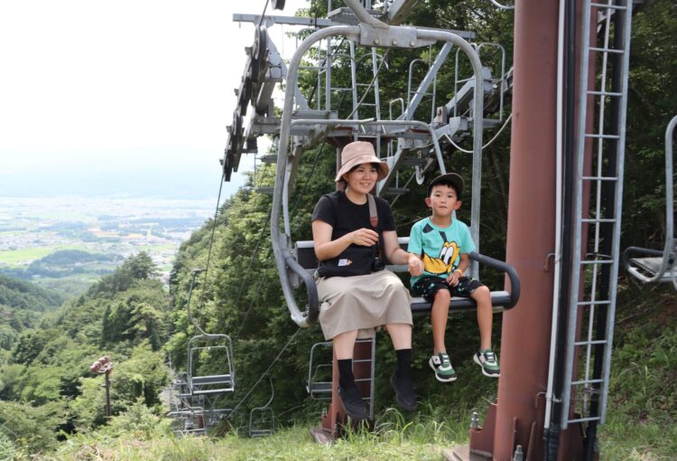 山頂へリフトでGO！　「景色がきれでわくわく」　佐久市のパラダ