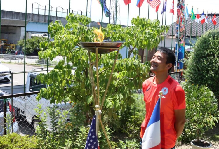 自宅庭に「聖火台」　飯田市の男性、パリ五輪を応援