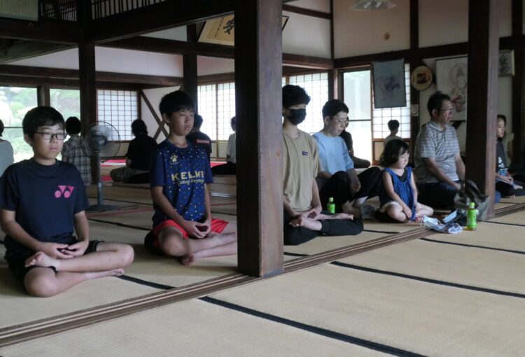 夏休みは座禅で心すっきり　上田市の大輪寺