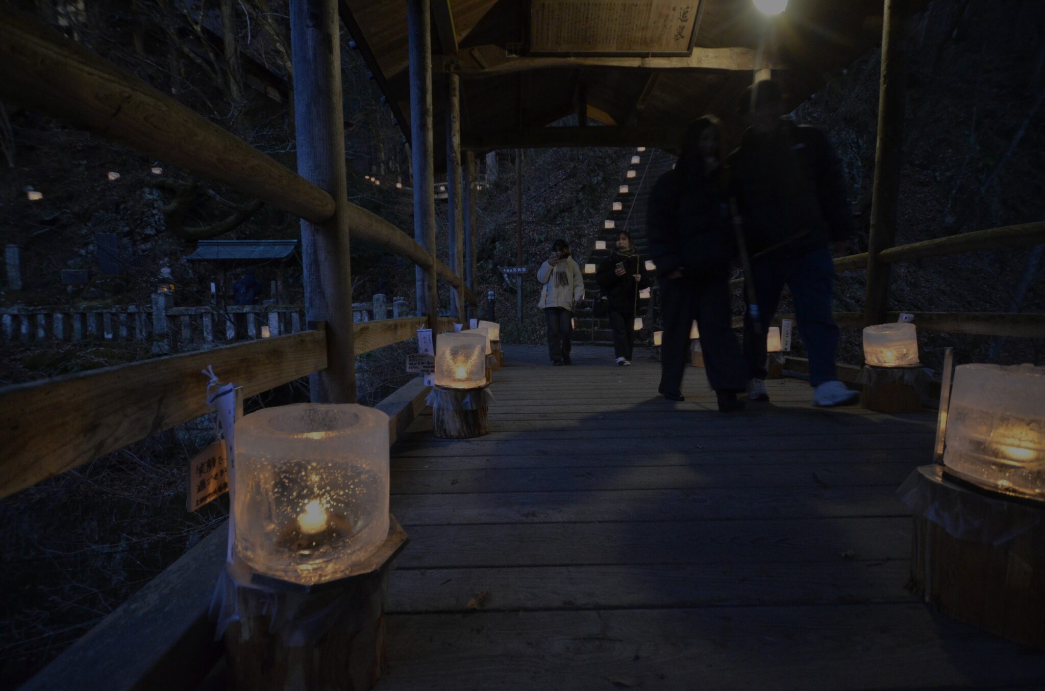 観光客を魅了する「氷灯ろう」200個の列　上田市鹿教湯温泉