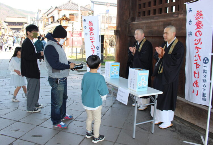 ミャンマー大地震被災地を支援 天台宗僧侶が募金活動 長野市・善光寺仁王門