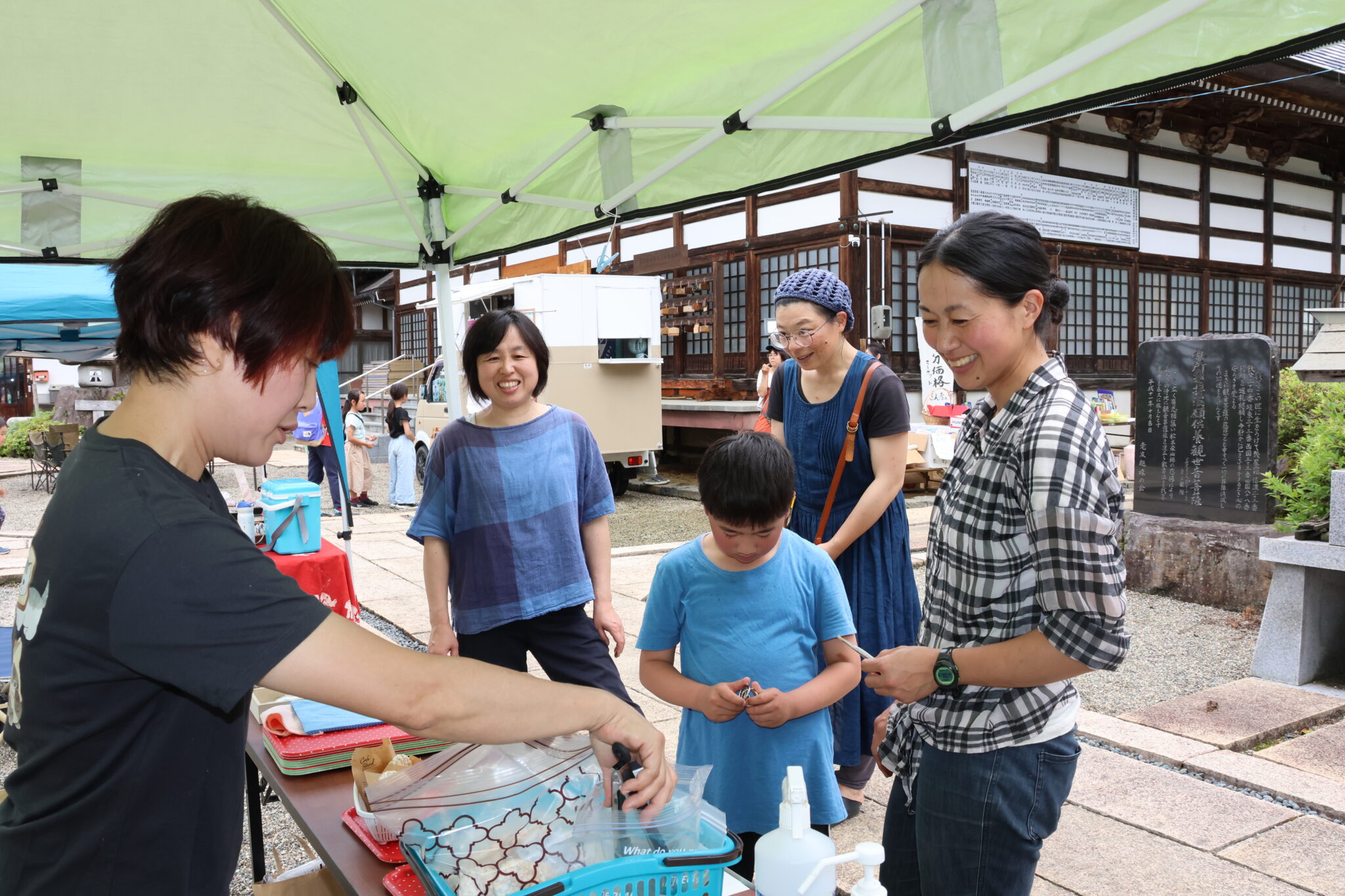 小川村「さんきょ市」 交流育み５年目 新鮮な野菜や苗を販売