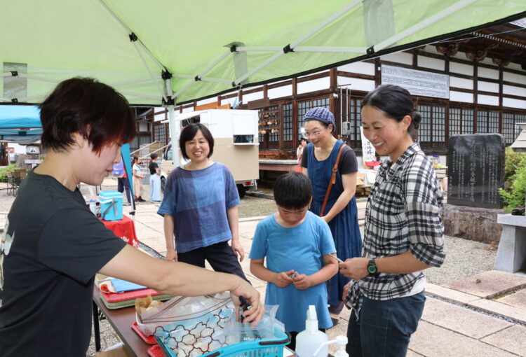 小川村「さんきょ市」 交流育み5年目 新鮮な野菜や苗を販売