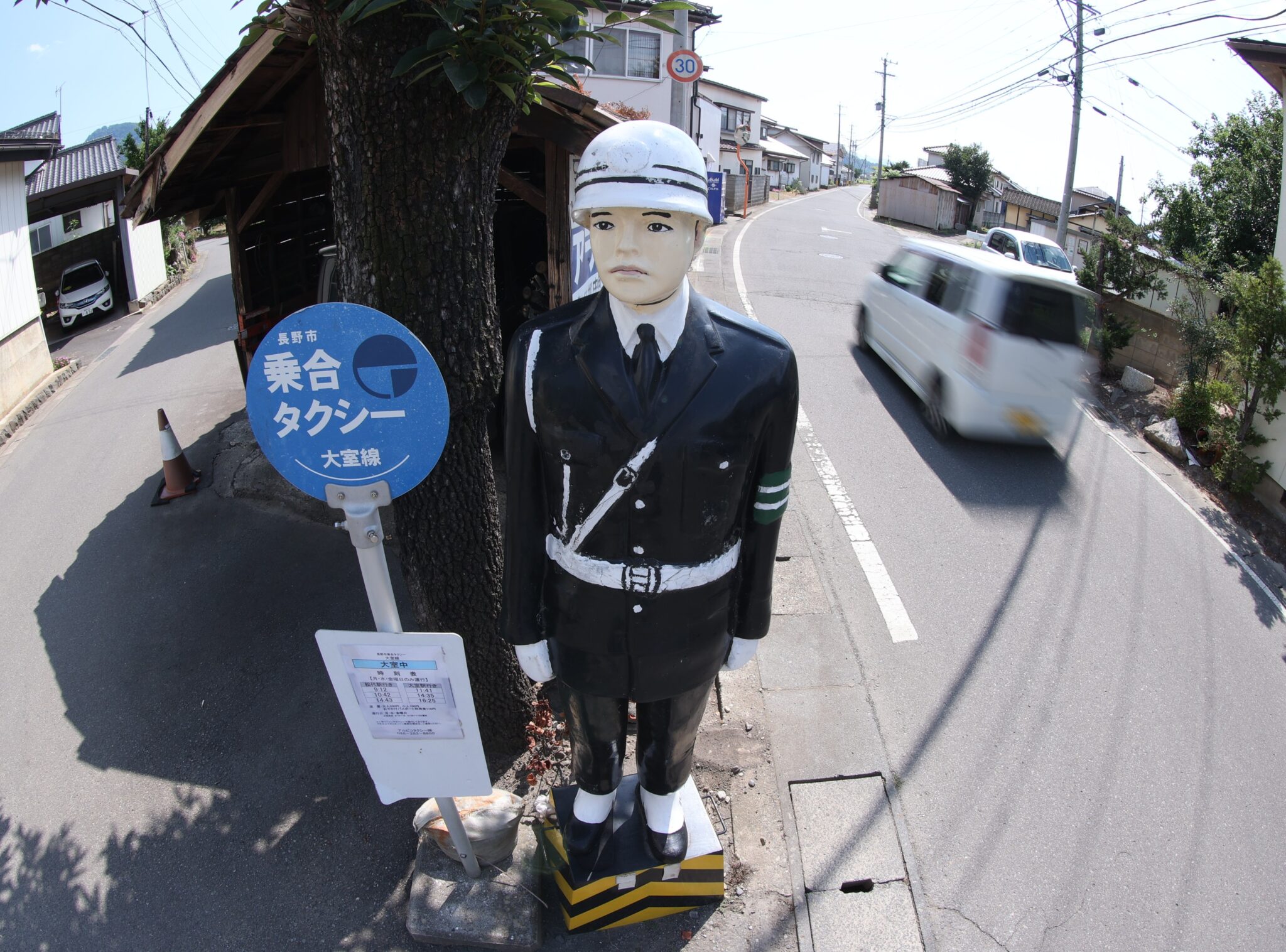 ときどき出張する!?　長野市のＹ字路に立つ「まもる君」
