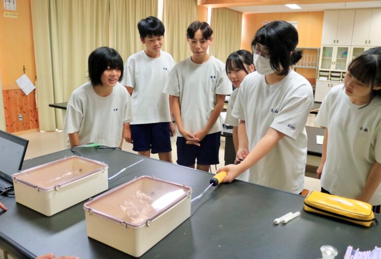 身近な物質がトイレ臭を消す仕組みは？　青木村の中学生が実験