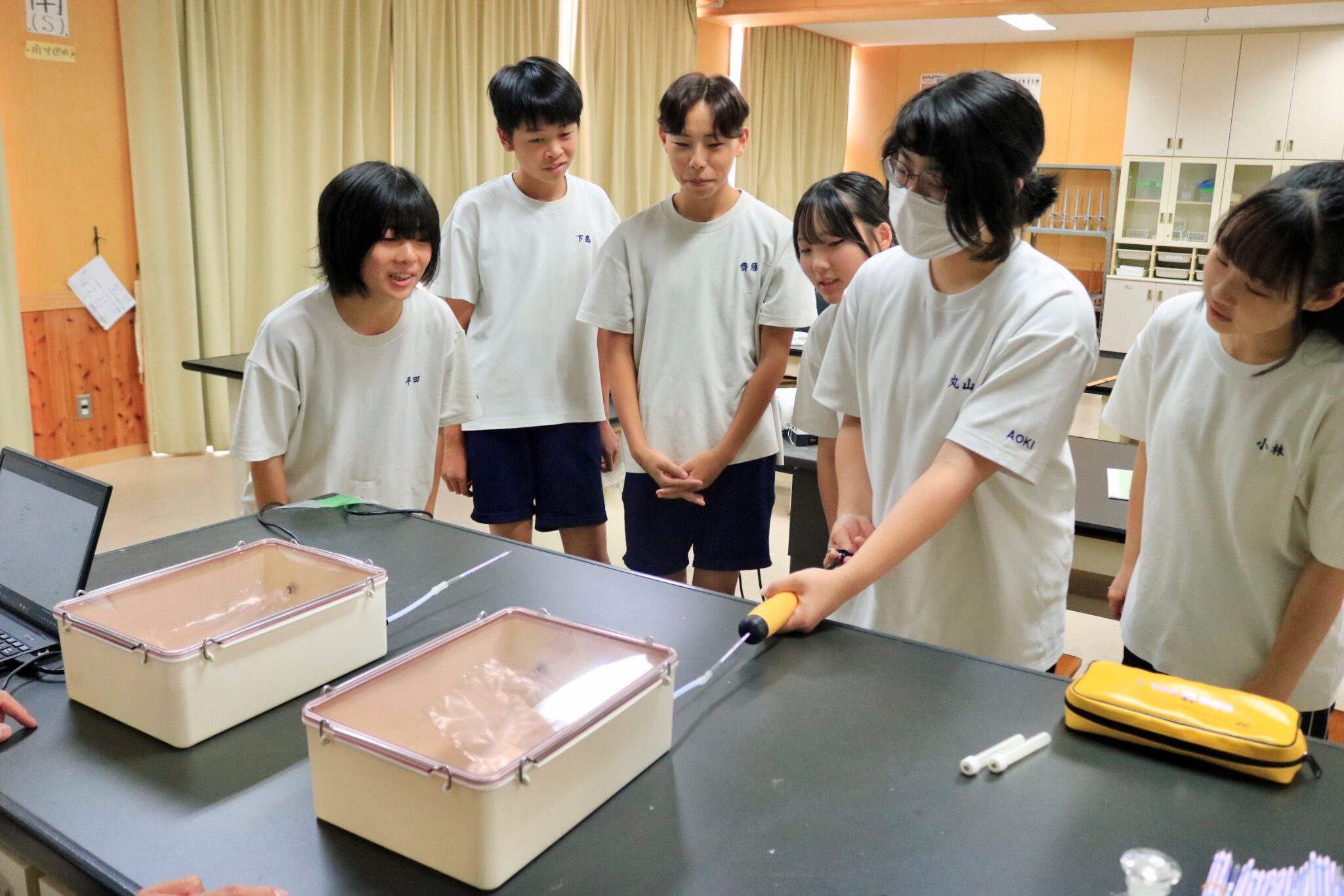 身近な物質がトイレ臭を消す仕組みは？　青木村の中学生が実験