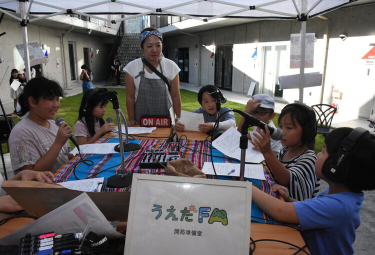 小学生がラジオのトークに挑戦　上田市のコミュニティーFM開局目指す有志