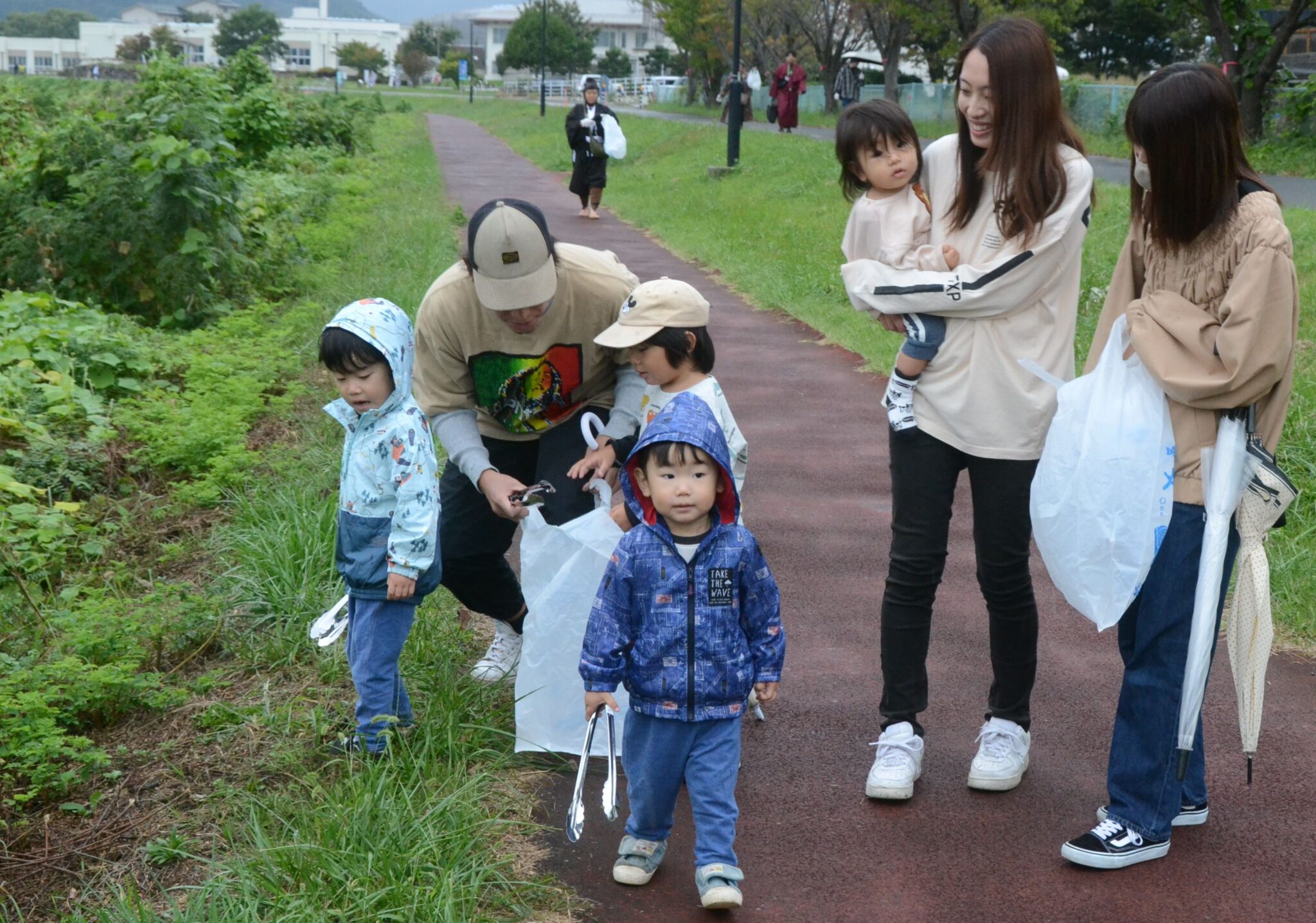 諏訪湖畔のごみを拾って環境を考える　岡谷市で「まつり」