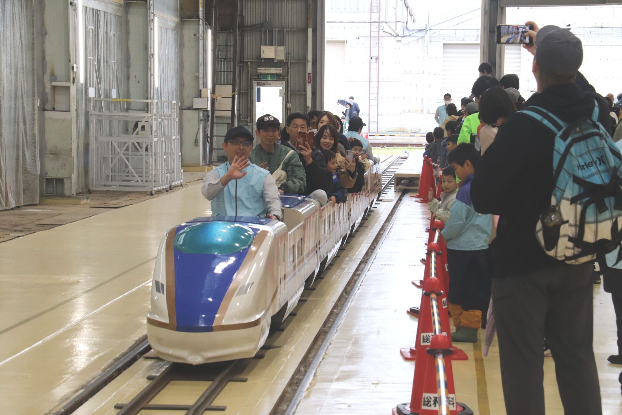 長野市のJR車両センターで「鉄道の日」イベント 親子連れらでにぎわう