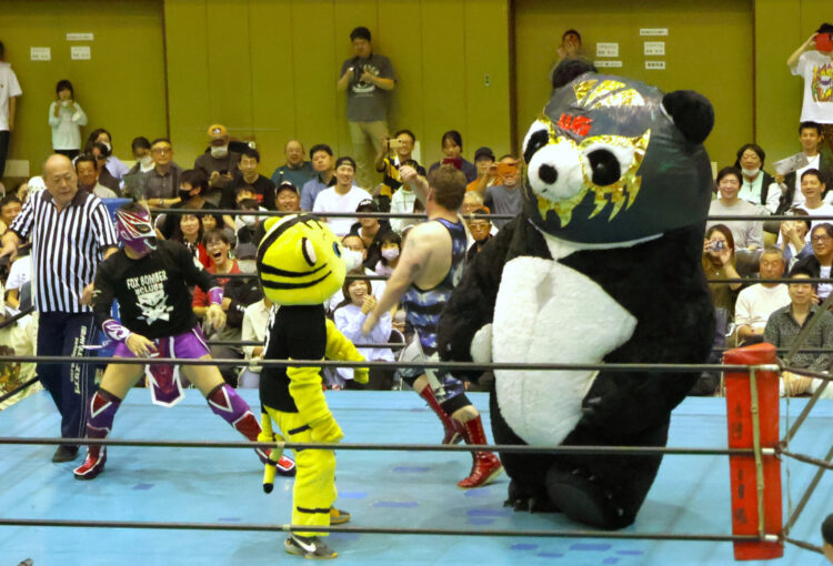 迫力ある技も笑いも 小諸市でプロレスイベント「ボンバイエ」