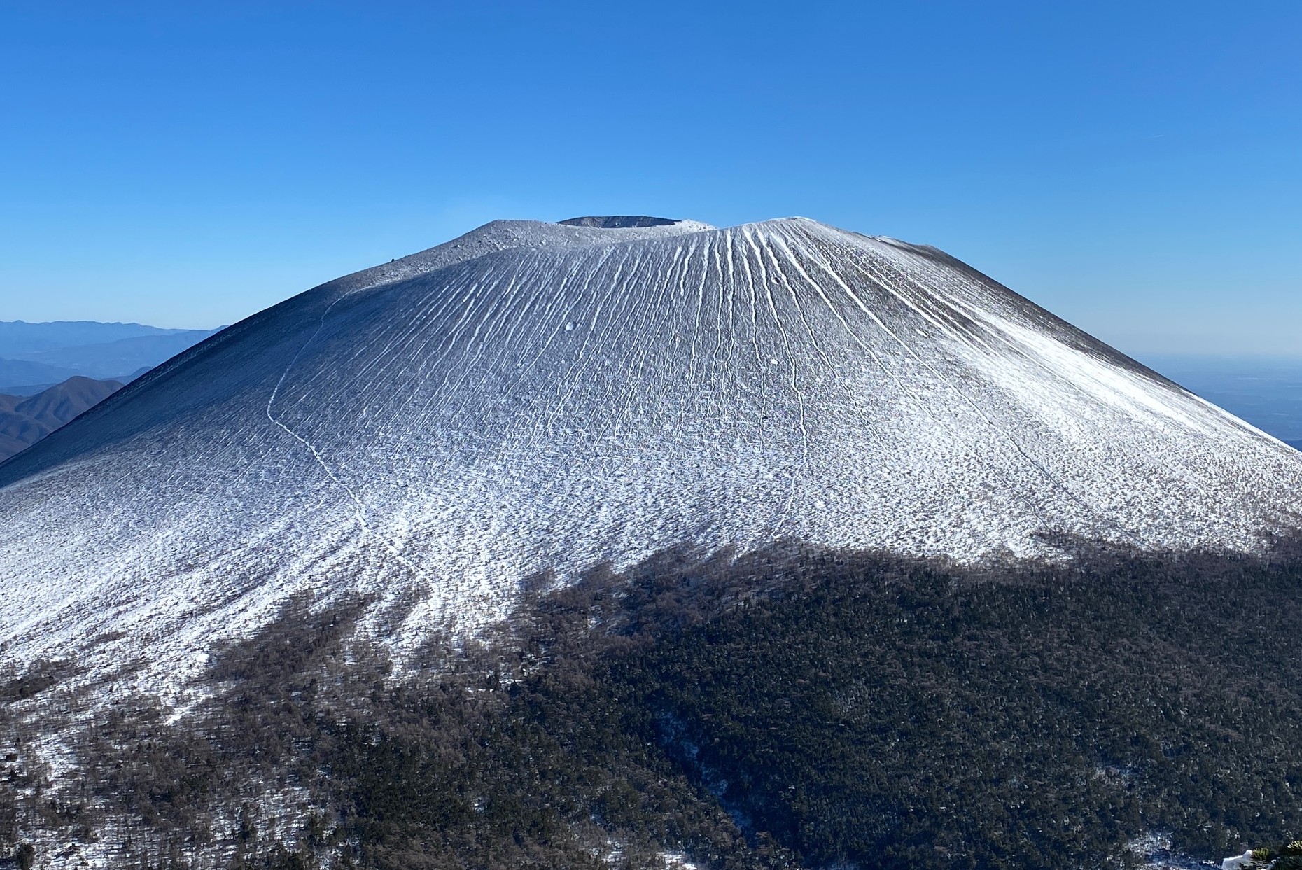 冬の浅間山はガトーショコラ！　こもろ観光局の登山ツアー人気　