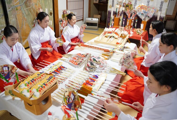 諏訪大社で正月向け縁起物の頒布始まる　えとにちなんだ16種類