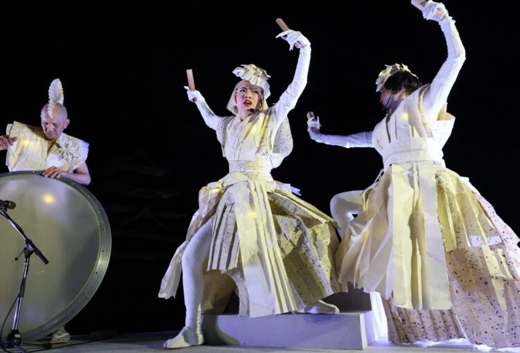 ダンサーが松本城と共演 プロジェクションマッピング点灯