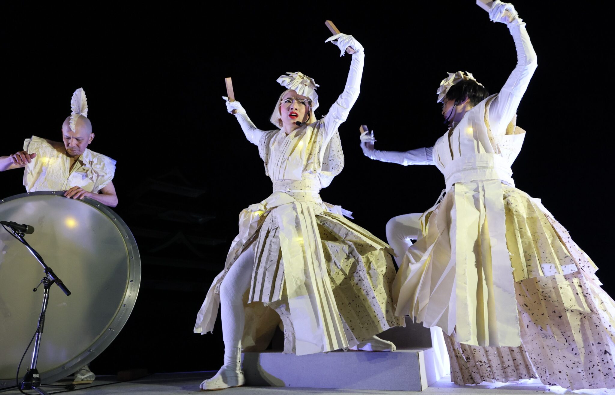 ダンサーが松本城と共演　プロジェクションマッピング点灯