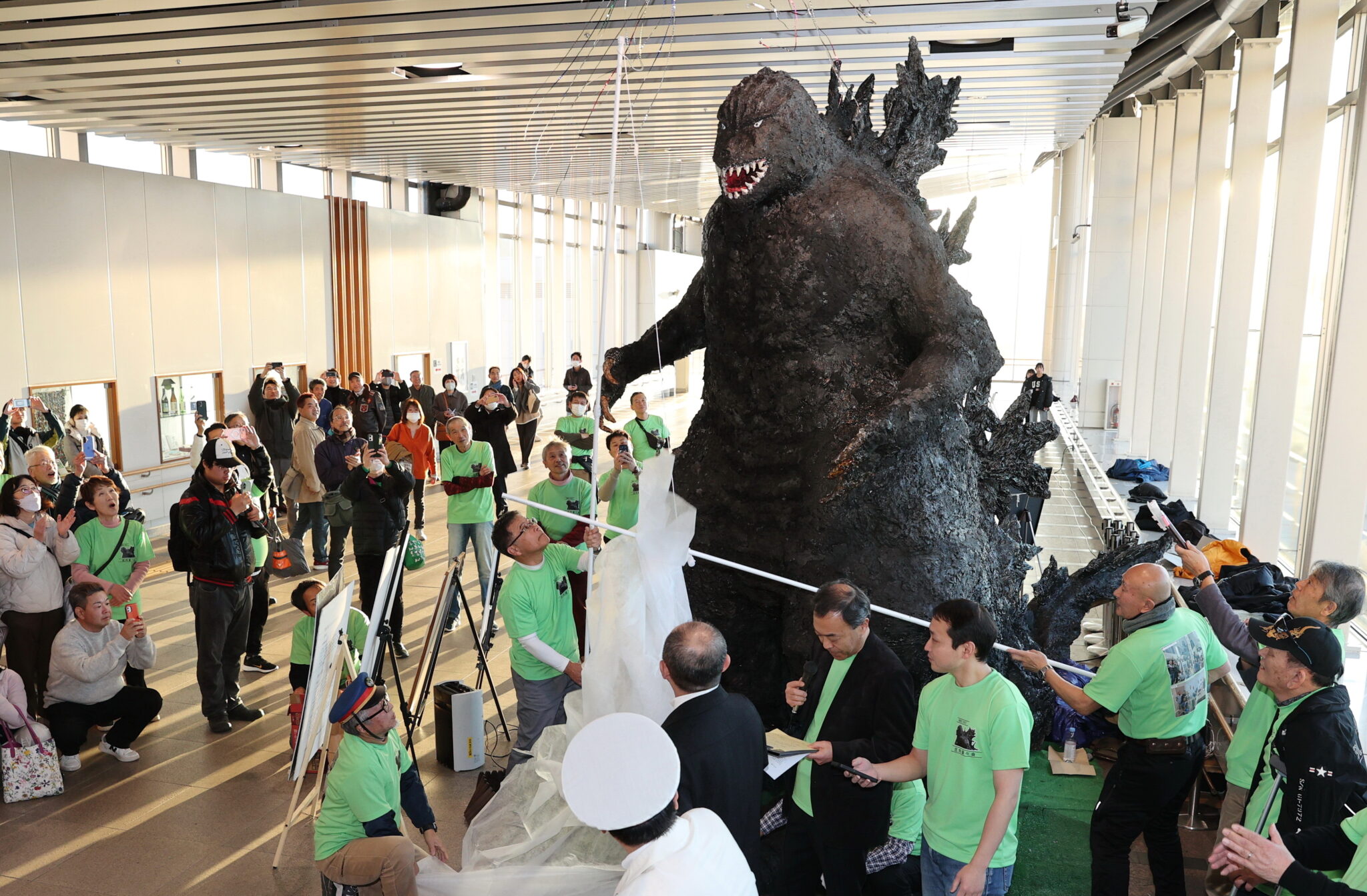松本駅にゴジラ参上　市民手作り　－1.0の山崎監督が出身の縁