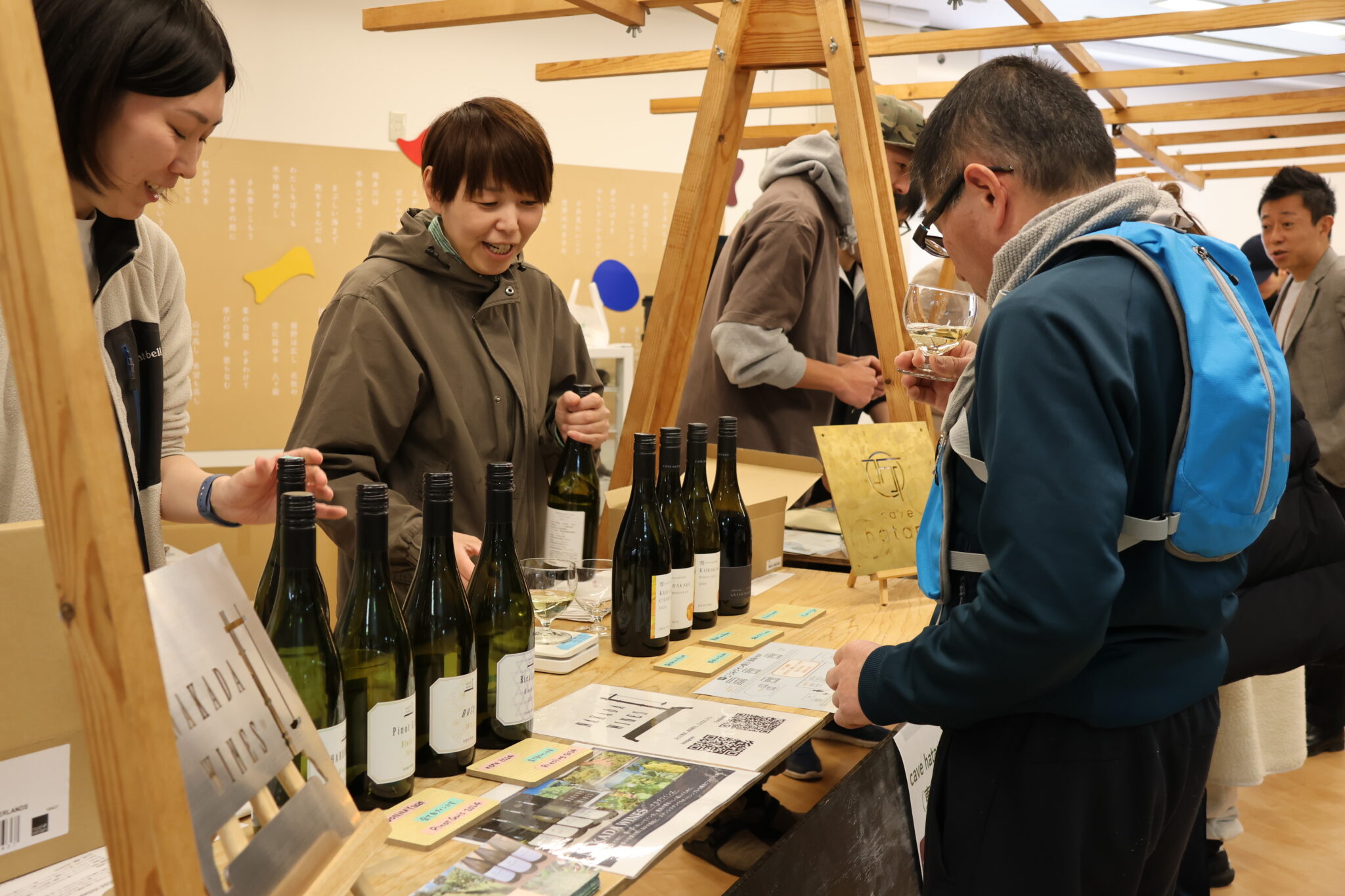 ワインを飲んで町づくりを語る　小海駅横の商業施設でイベント