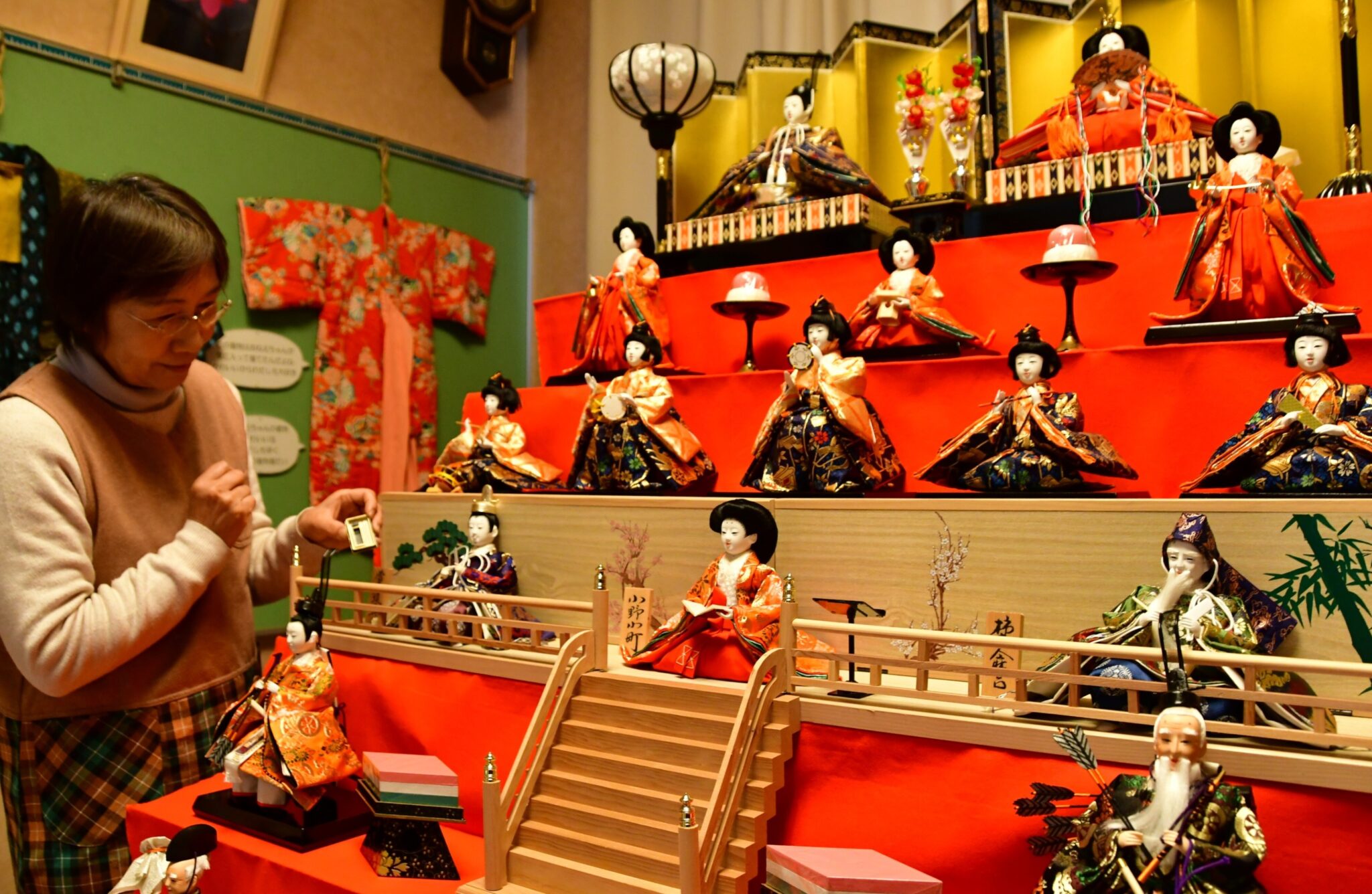 展示品は母が探した「一番良い顔のひな人形」　富士見町歴史民俗資料館