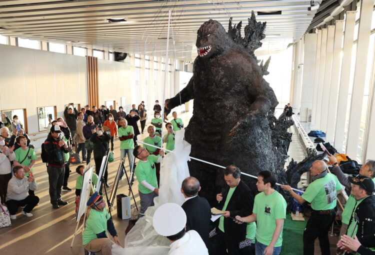 松本駅にゴジラ参上　市民手作り　－1.0の山崎監督が出身の縁