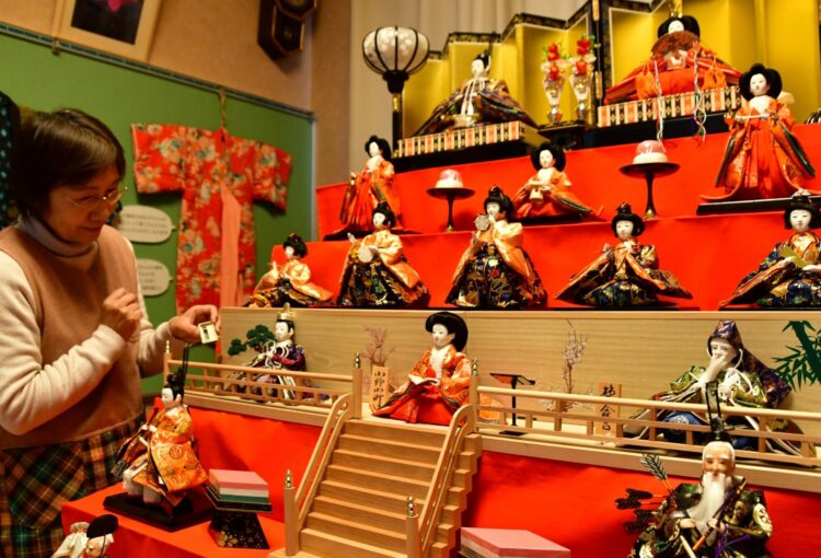 展示品は母が探した「一番良い顔のひな人形」　富士見町歴史民俗資料館