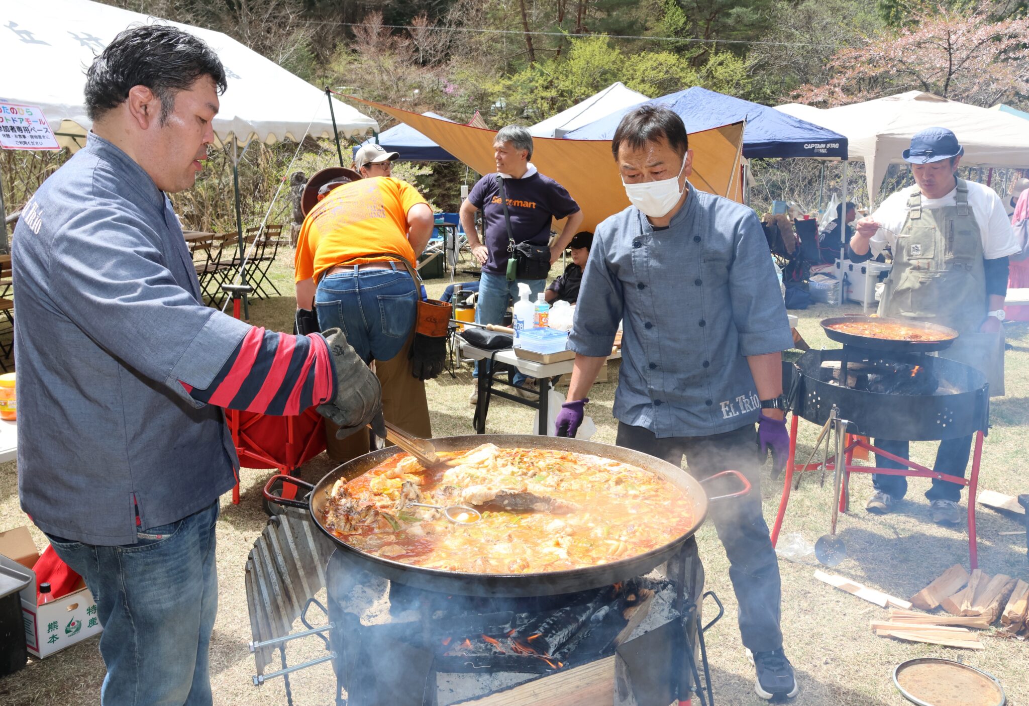 パエリアで豊丘村のキャンプ場アピール　料理人９人、競う