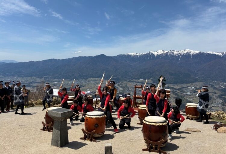 中川村の陣馬形山で初の開山祭　伊那谷一望の頂