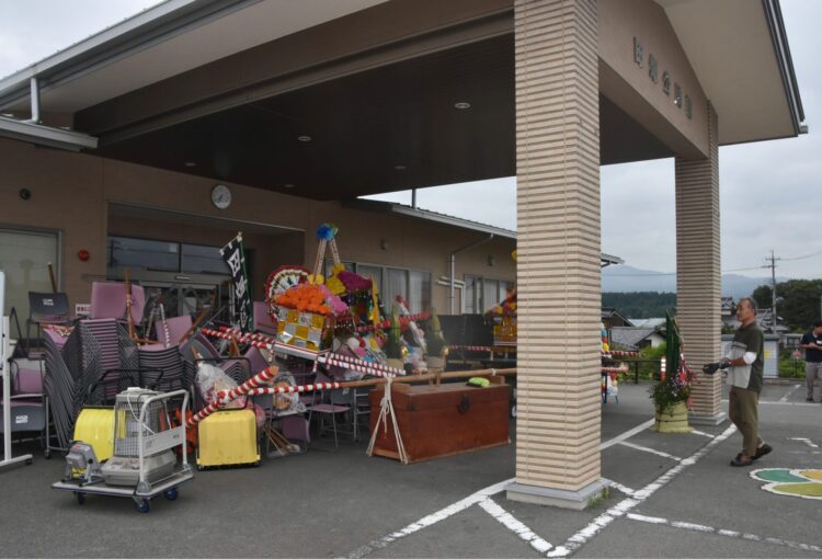 「休み延ばして！」 公民館入り口“封鎖” 伝統行事「盆正月」