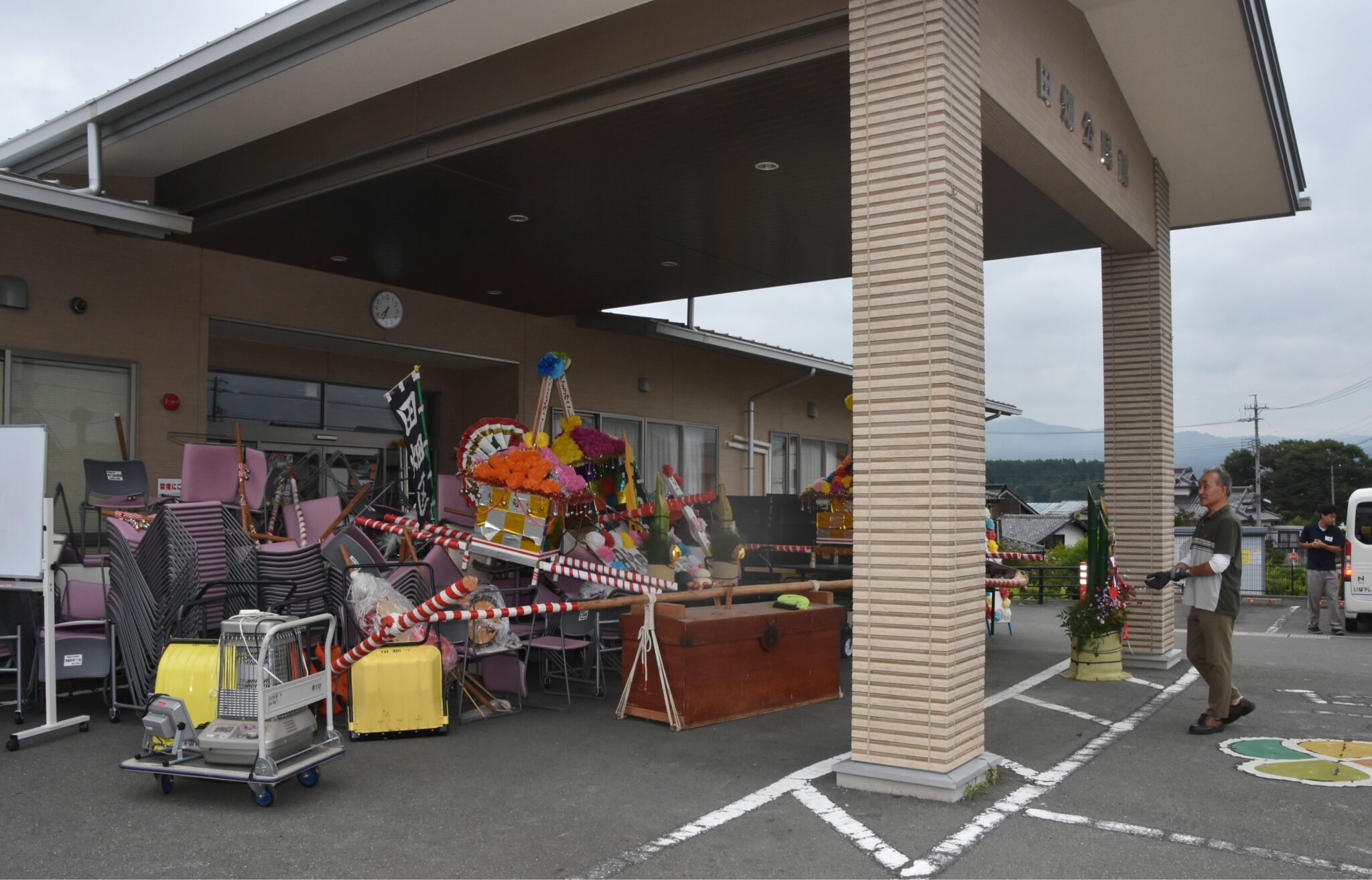 「休み延ばして！」 公民館入り口“封鎖” 伝統行事「盆正月」